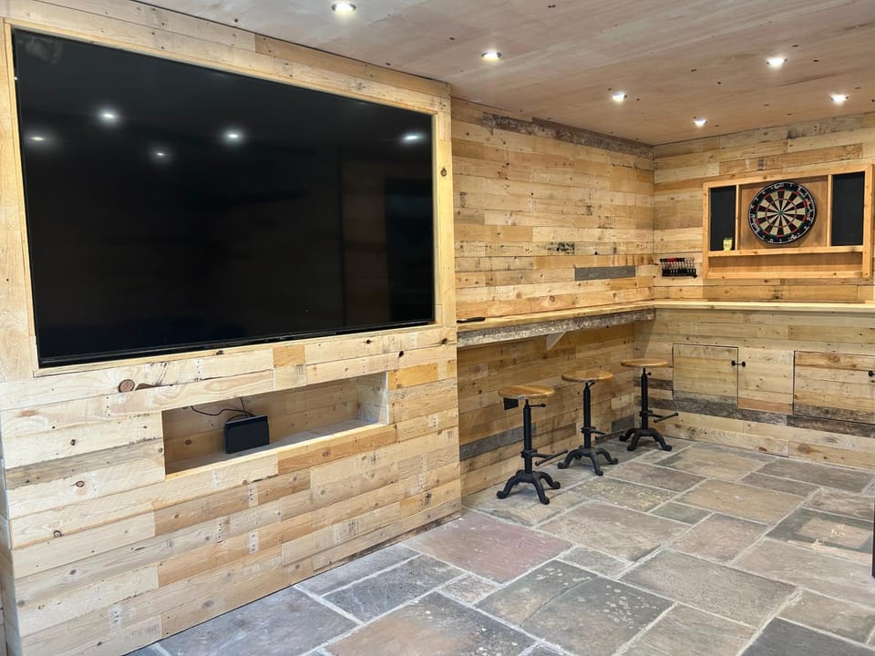 Darts, Game Room