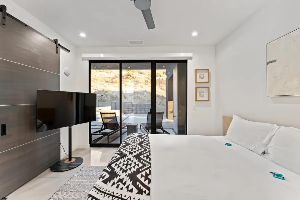 Joshua Tree - Hot Tub, Pool, Gym & Fireplace House in Yucca Valley