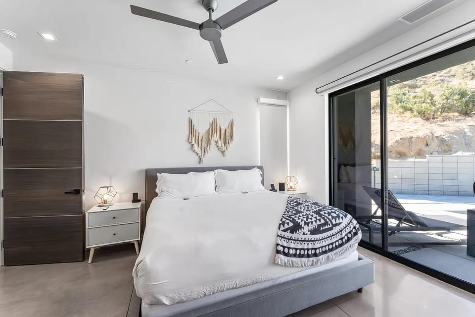 Joshua Tree - Hot Tub, Pool, Gym & Fireplace House in Yucca Valley