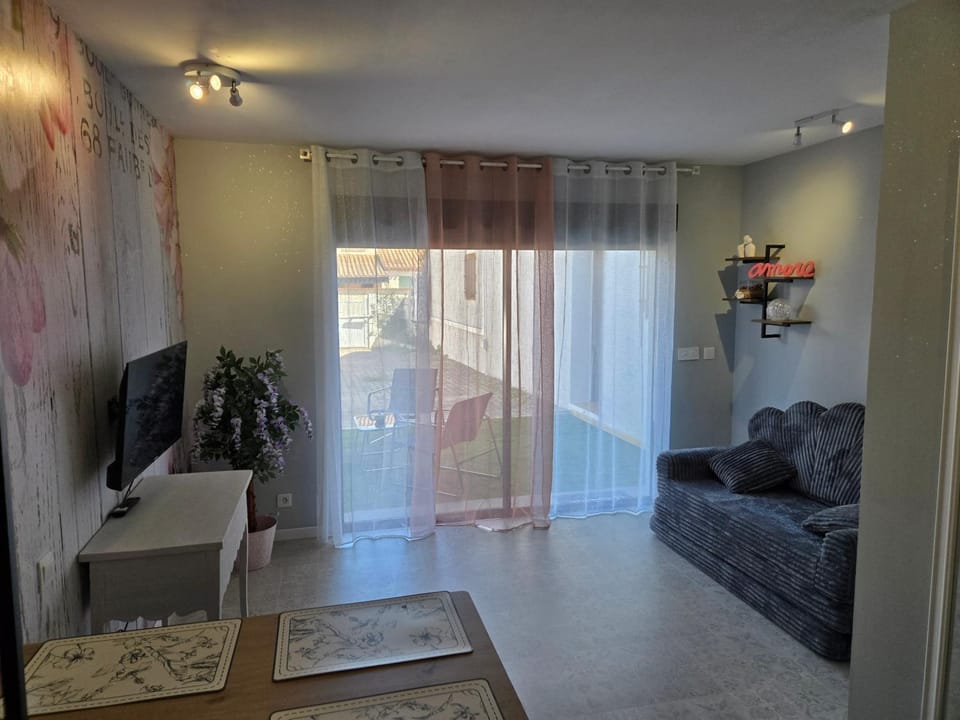 Patio, Living room
