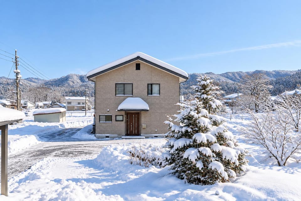 Property building, Day, Natural landscape, Winter, Mountain view