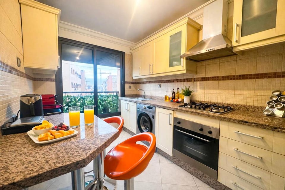 Coffee/tea facilities, Kitchen or kitchenette, Dining area, internet, oven, stove, toaster