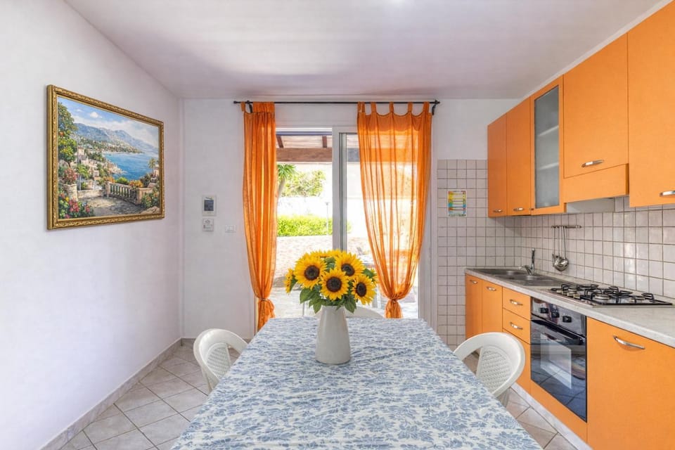 Living room, Seating area, Dining area, stove, kitchen
