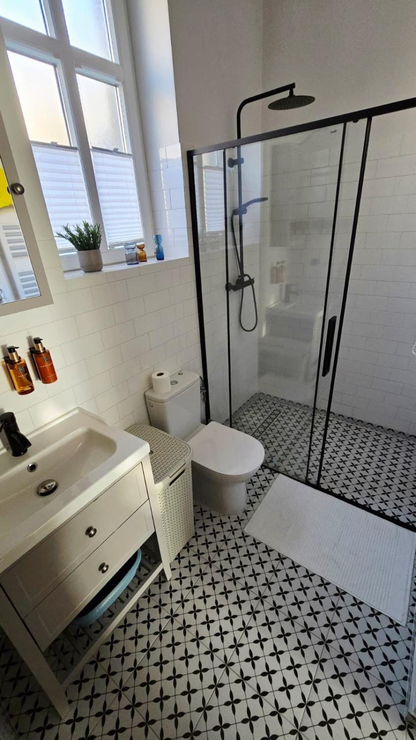 Shower, Toilet, Bathroom, towels