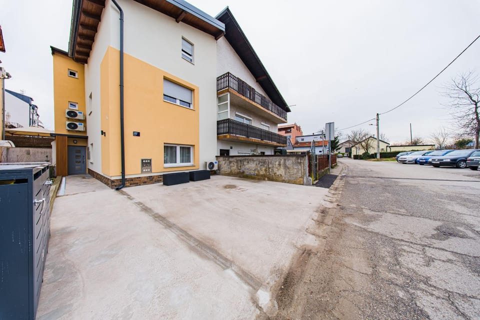 Property building, Day, Neighbourhood, Location, Parking