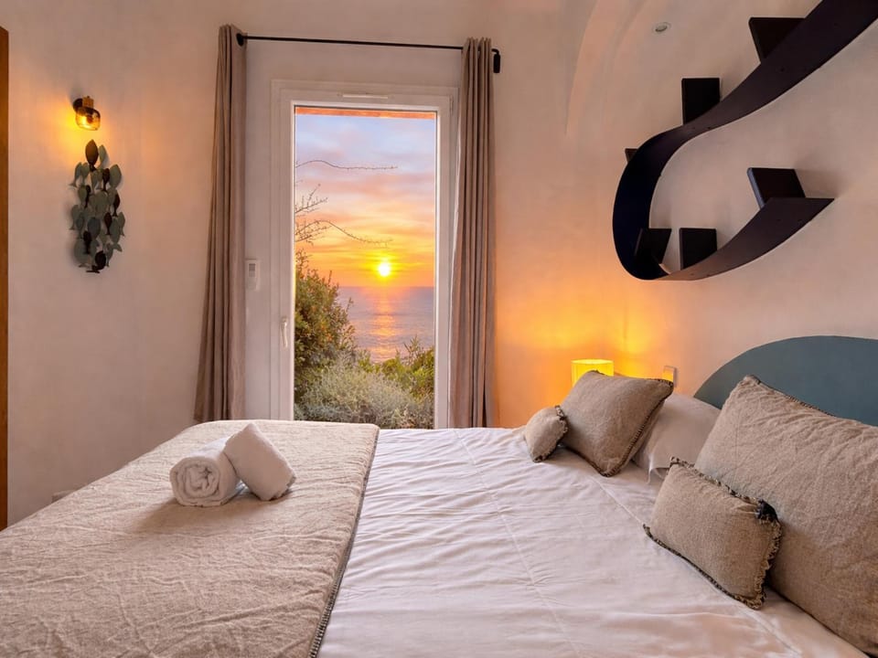 Bed, Natural landscape, Photo of the whole room, Bedroom, Mountain view, towels