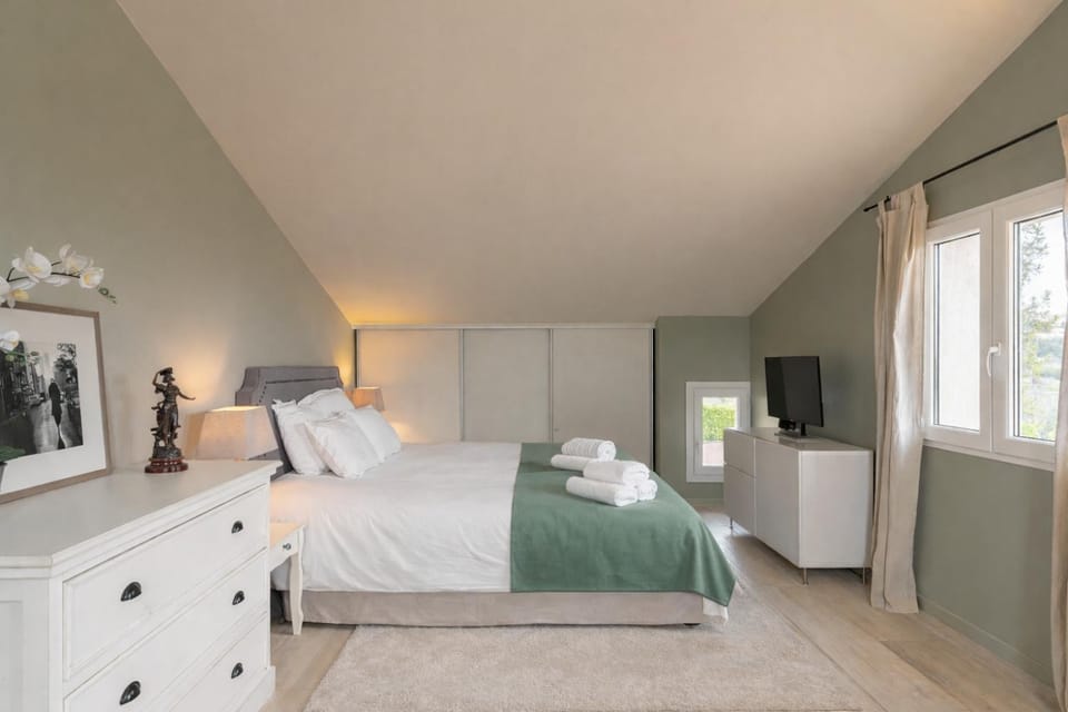 Bed, TV and multimedia, Photo of the whole room, Bedroom