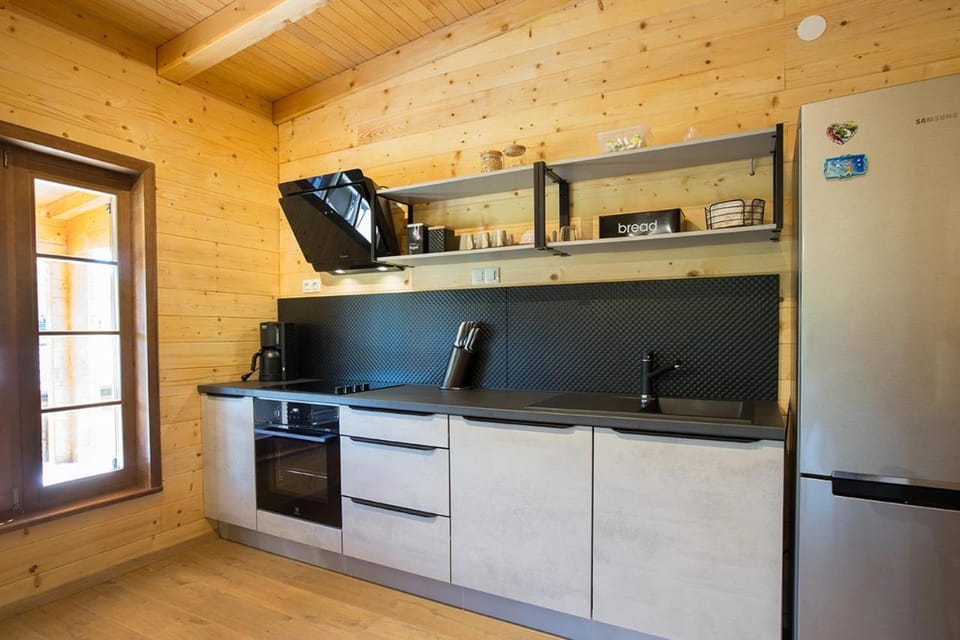 Coffee/tea facilities, Kitchen or kitchenette, oven, stove
