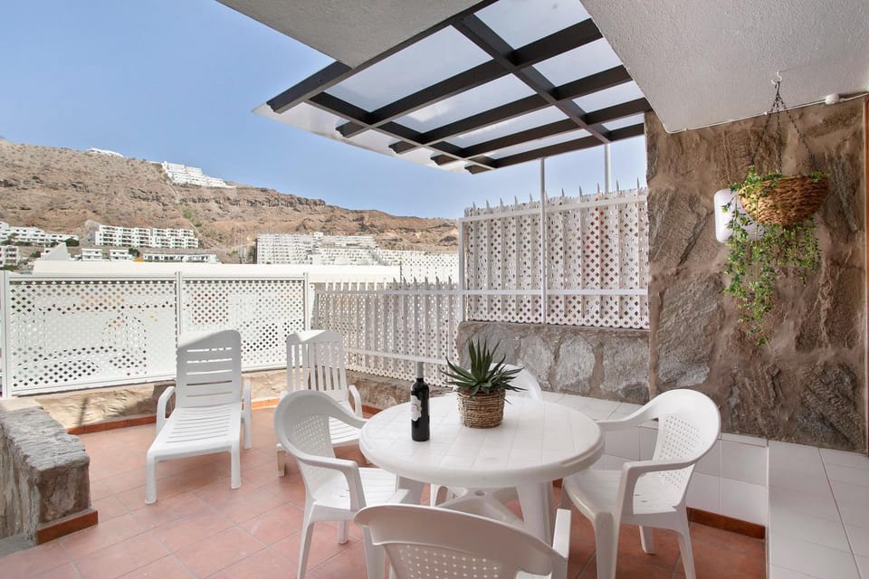 Property building, Balcony/Terrace, Living room