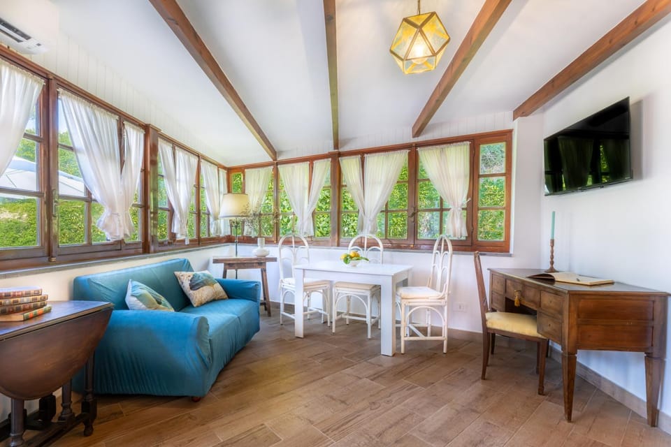 TV and multimedia, Decorative detail, Dining area, internet, air conditioner