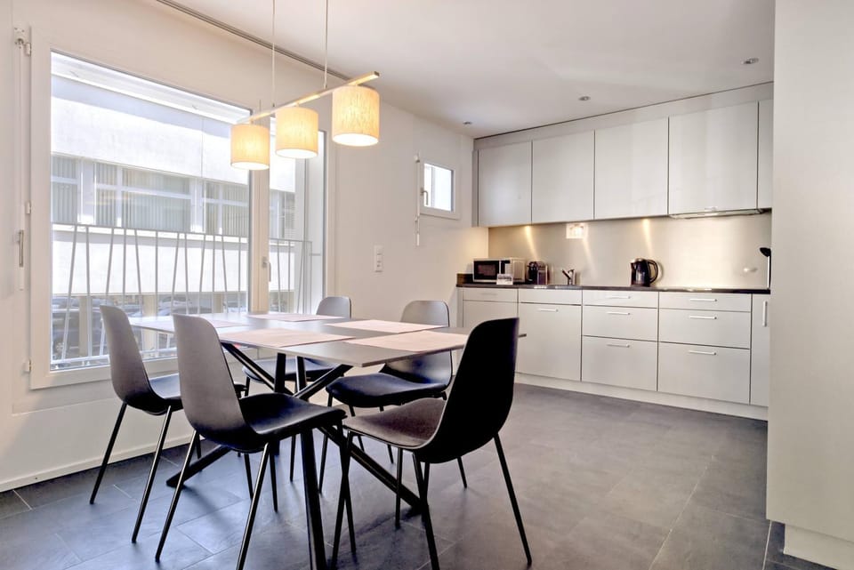 Coffee/tea facilities, Dining area, microwave, kitchen