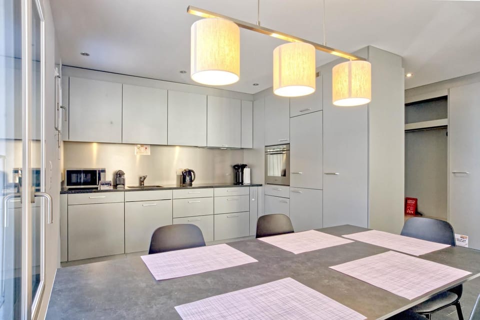 Coffee/tea facilities, Dining area, dishwasher, microwave, oven, stove, toaster, kitchen