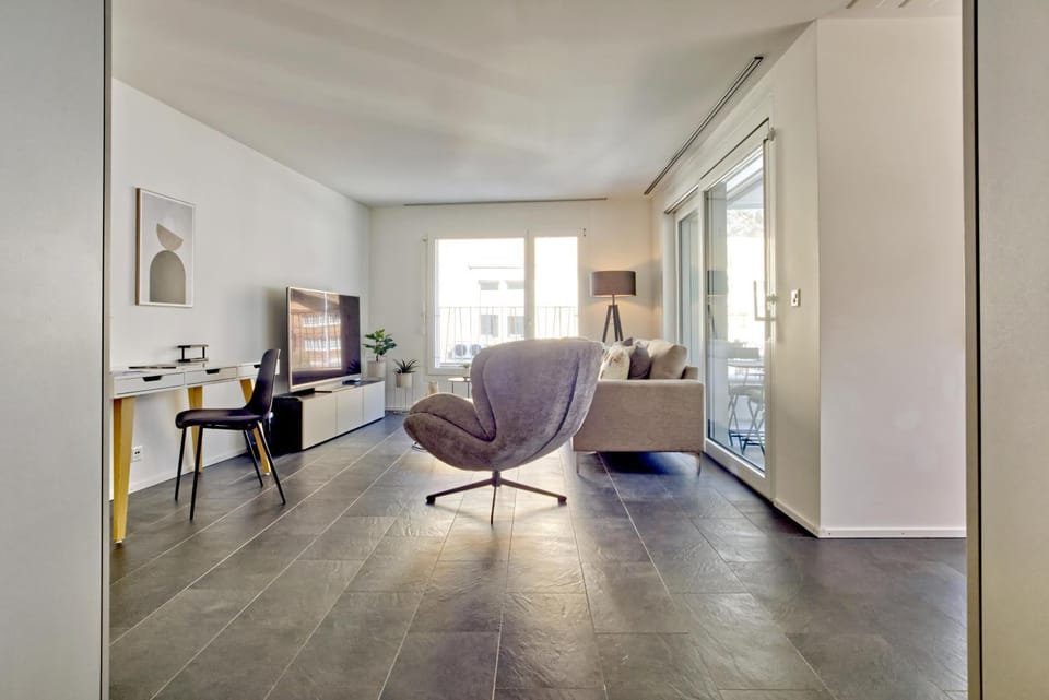 TV and multimedia, Living room, Business facilities, Seating area, internet