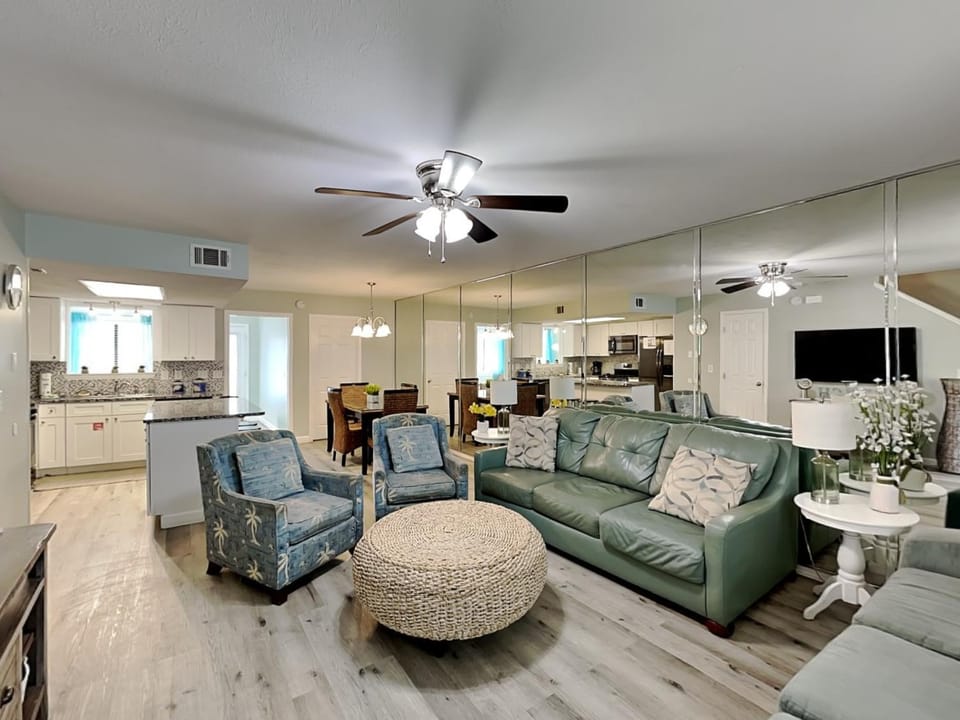 TV and multimedia, Kitchen or kitchenette, Living room, Seating area, furniture