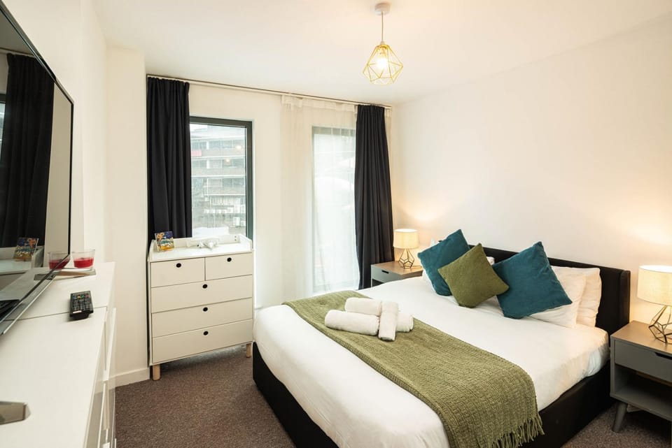 Bed, TV and multimedia, Photo of the whole room, Bedroom