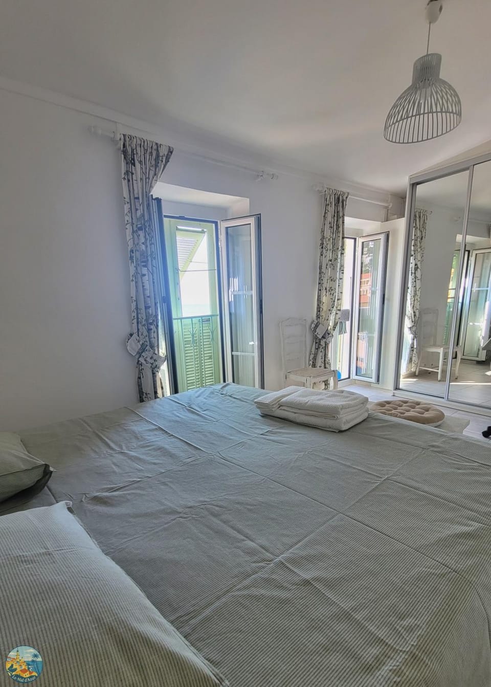 Bed, Photo of the whole room, Bedroom, storage, towels