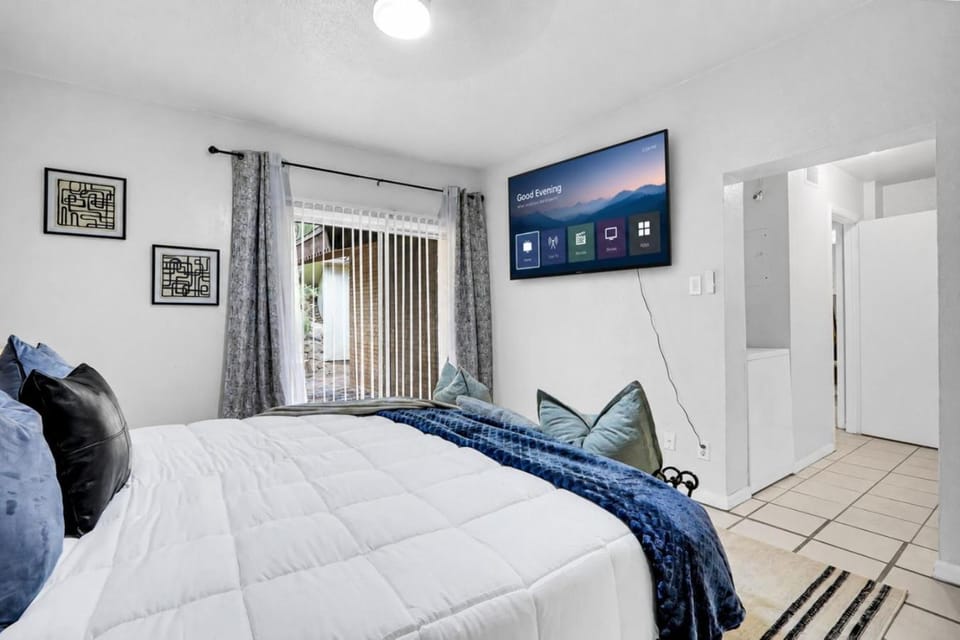 Bed, TV and multimedia, Bedroom
