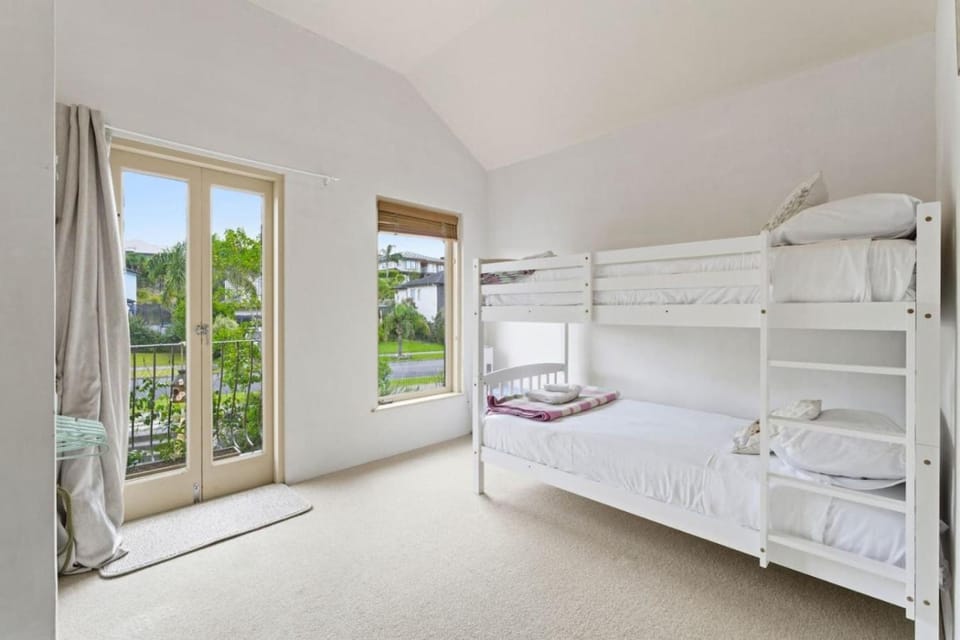 Bedroom, bunk bed