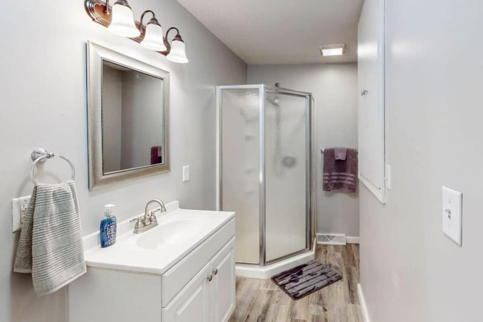 3 BRM Quiet Retreat Near Blossom House in Cuyahoga Falls