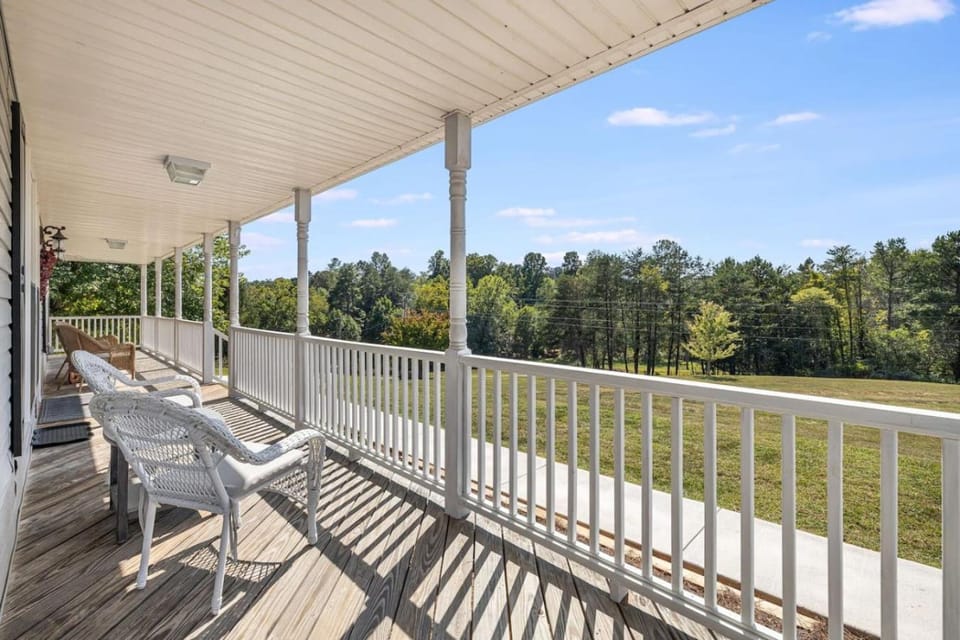 Countryside - Peaceful Escape, Mins to AVL, Firepit and Grill House in Asheville