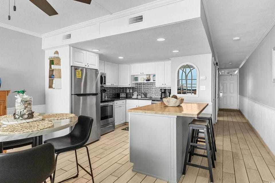 Kitchen or kitchenette, Seating area, dishwasher, oven