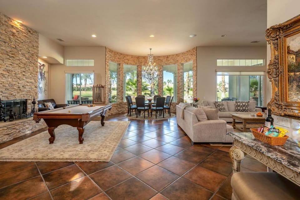 Living room, Food and drinks