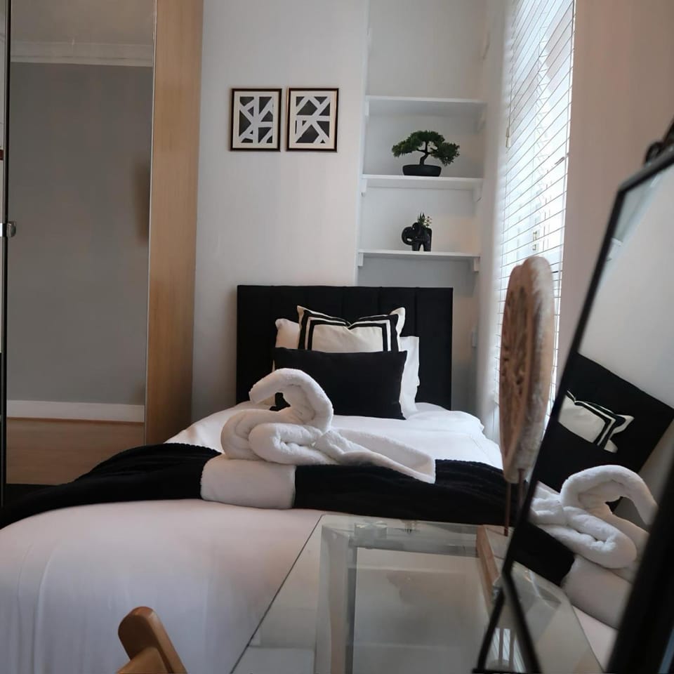 Bed, TV and multimedia, Bedroom, hair dryier, towels