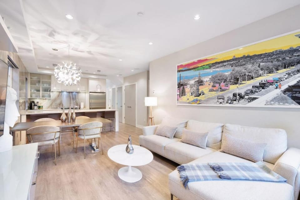 Quiet Kits Oasis. 2BR, Patio and Private Garage House in Vancouver