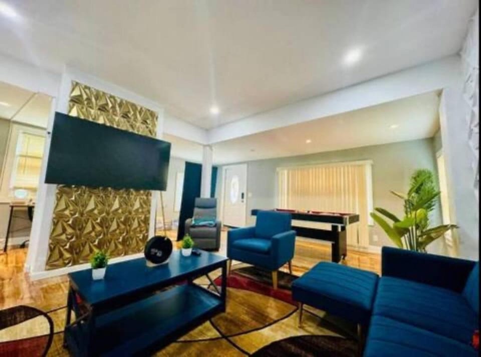 Modern Stay Near Falls with EV Charger House in Buffalo