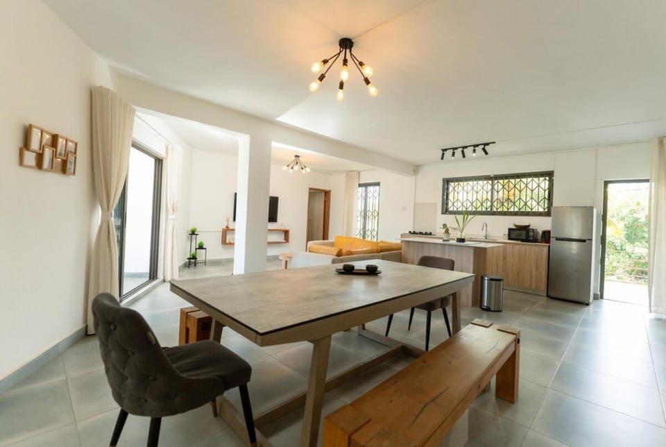 Season Break stunning apt 2 -5mins Pereybere Beach Apartment in Grand Baie