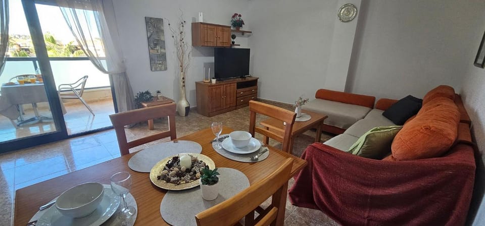 Communal lounge/ TV room, TV and multimedia, Balcony/Terrace, Living room, Dining area, Street view