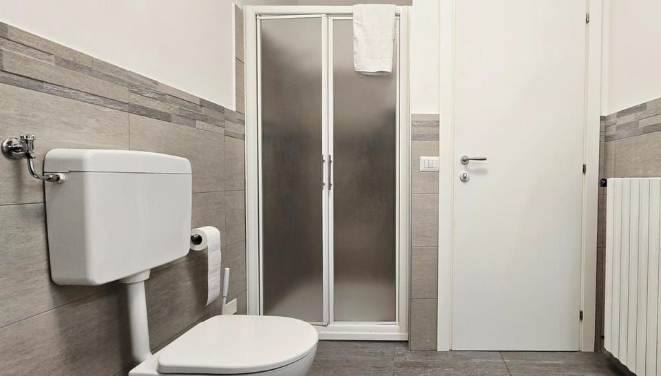 Shower, Toilet
