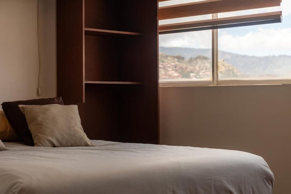 Departamento en Avenida Arce Zona Embajadas 3 Dormitorios y Teleférico Apartment in La Paz