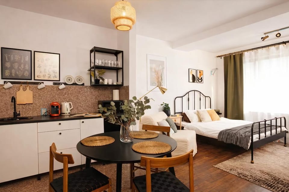 Bed, Kitchen or kitchenette, Photo of the whole room, Seating area, Dining area