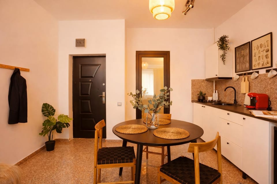 Coffee/tea facilities, Kitchen or kitchenette, Dining area, stove