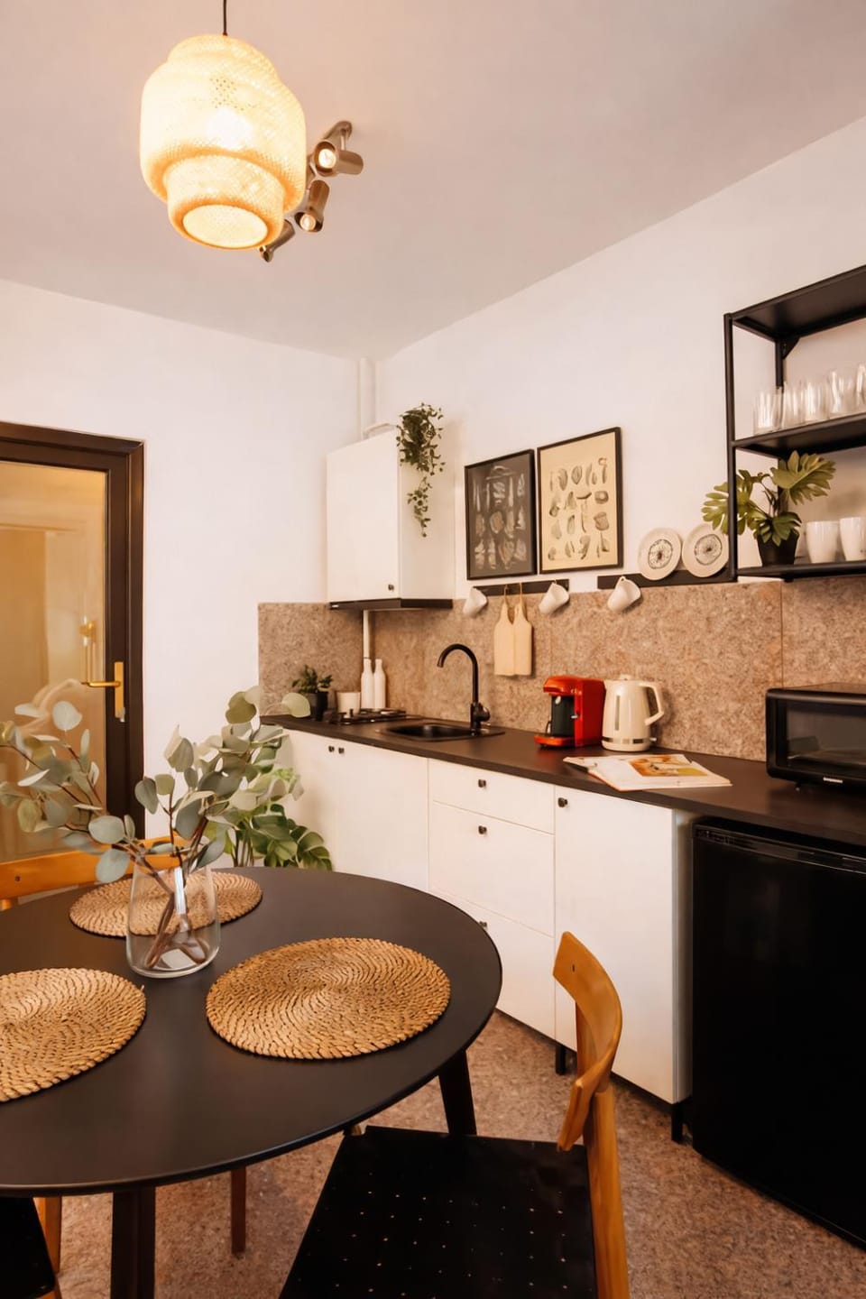Coffee/tea facilities, Kitchen or kitchenette, Dining area, stove, toaster