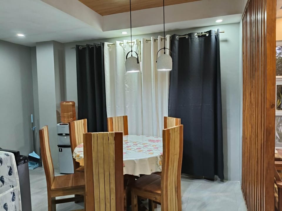 Seating area, Dining area