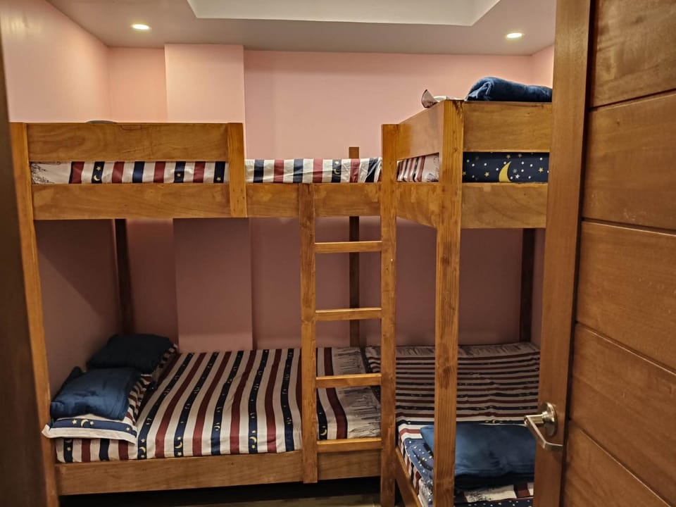 Bedroom, bunk bed