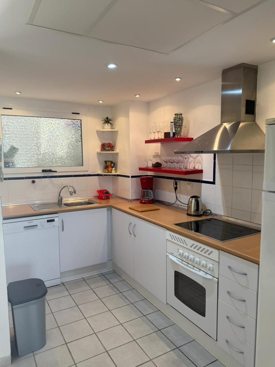 Breakfast, dishwasher, microwave, oven, stove, kitchen