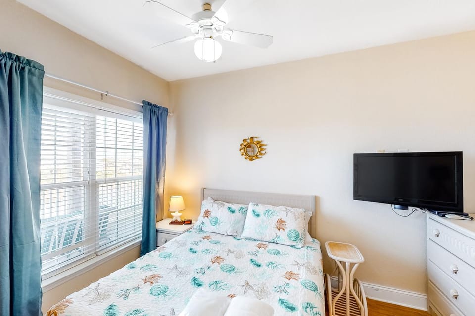 Oceanfront, dog-friendly condo with ocean view, pool & central AC House in Hatteras Island