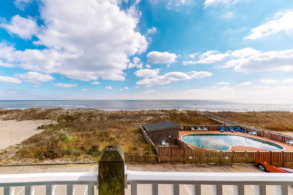 Oceanfront, dog-friendly condo with ocean view, pool & central AC House in Hatteras Island