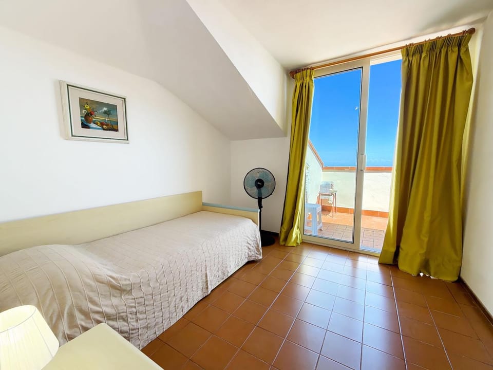 Bed, Natural landscape, Photo of the whole room, Bedroom, Sea view