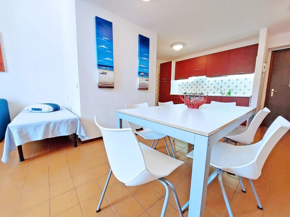 Living room, Seating area, Dining area, stove