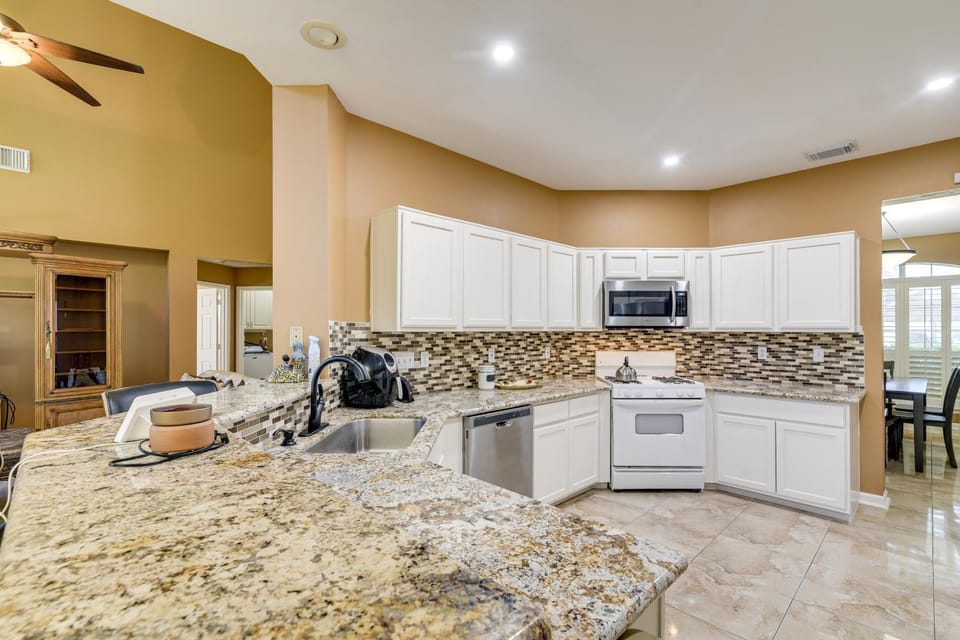 3,500-Sq-Ft Retreat w/ Private Yard in Sugar Land! House in Sugar Land