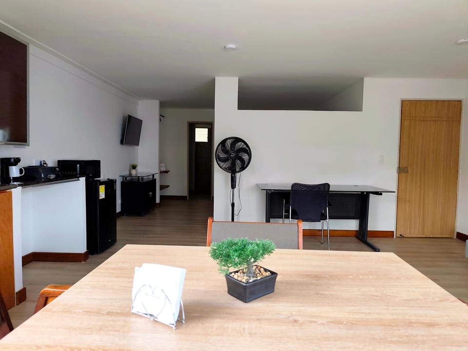 Kitchen or kitchenette, Dining area, minibar, oven