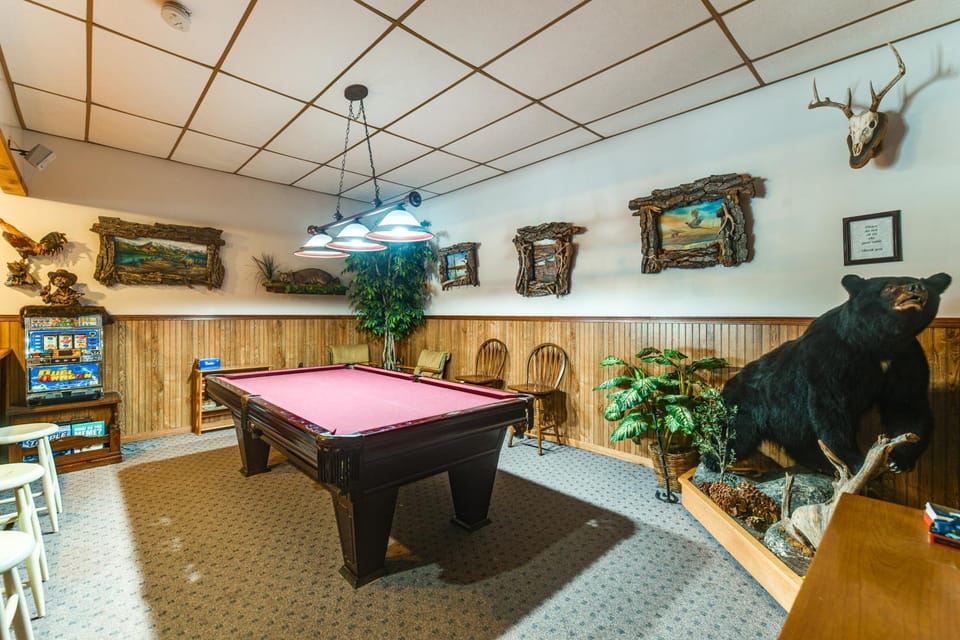 Hot Tub, Fire Pit! Massive Mt Vernon Hunting Lodge House in South Dakota