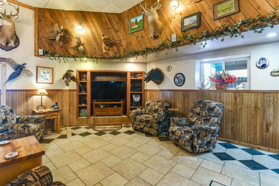 Hot Tub, Fire Pit! Massive Mt Vernon Hunting Lodge House in South Dakota