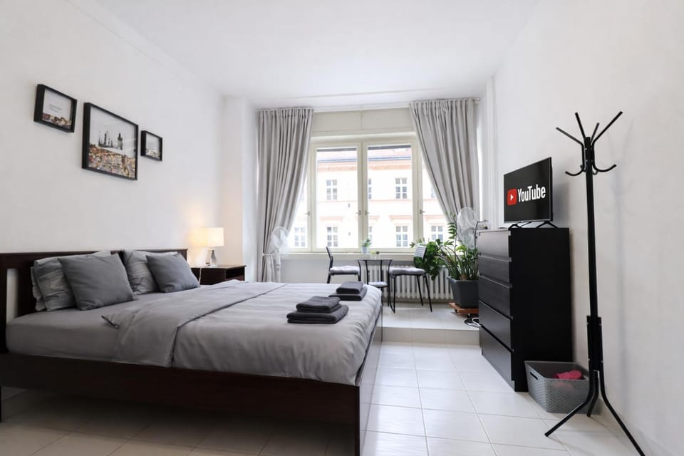 Bed, TV and multimedia, Bedroom