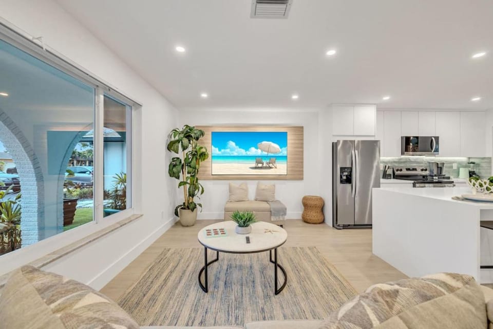 2 Homes Together, HTD pool, Jacuzzi, Fire pit House in Lauderhill
