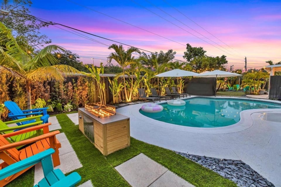 2 Homes Together, HTD pool, Jacuzzi, Fire pit House in Lauderhill